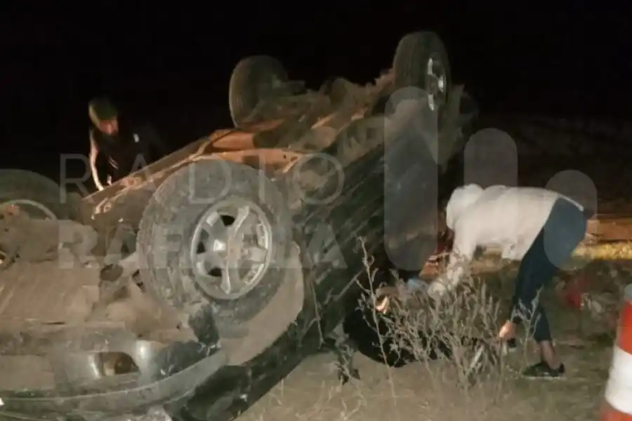 Ruta Provincial n°70 : freno de golpe y termino volcando con su camioneta  