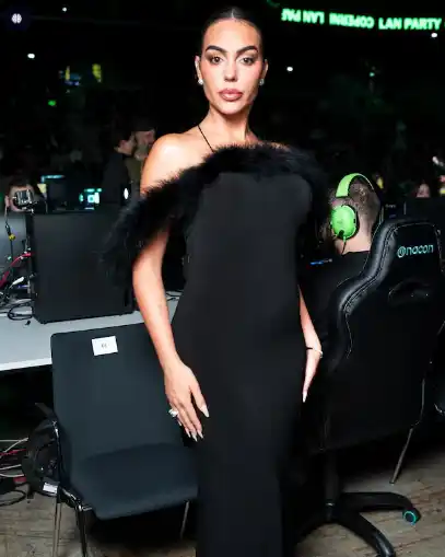 Un vestido negro ceñido y un elegante recogido marcaron la presencia sofisticada de Georgina en el desfile de Coperni.
