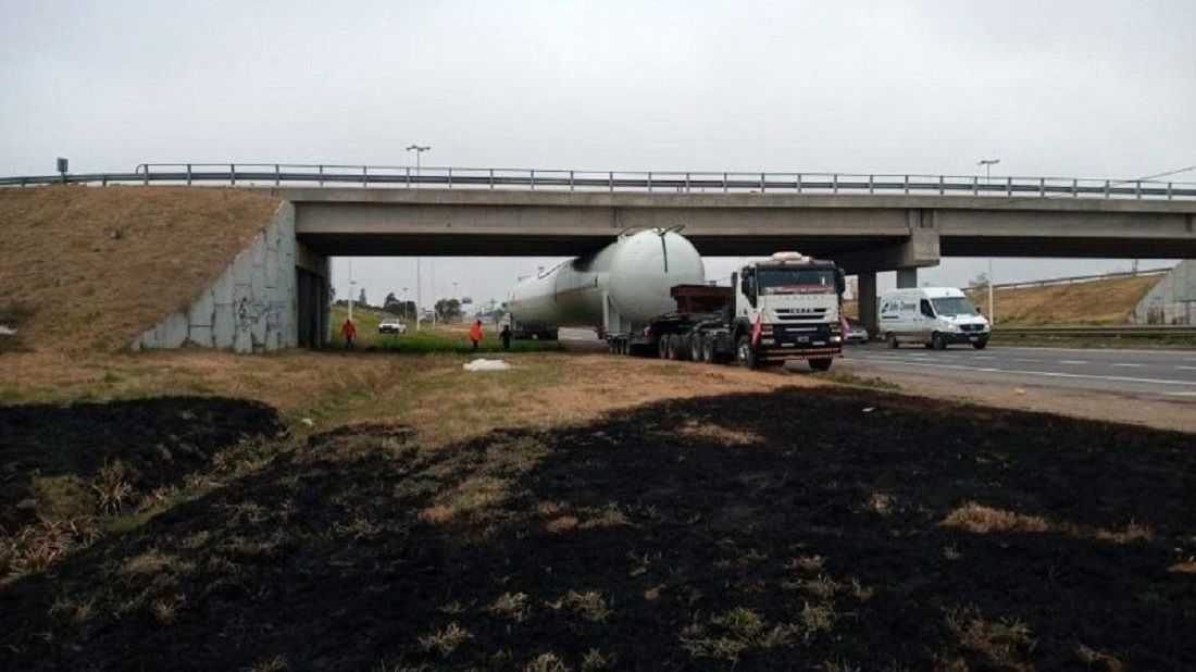 Trasladaban a Paraguay un gran tanque de gas, pero se atascaron bajo un puente