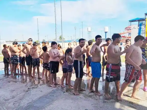 Con niños de 17 barrios, el parque acuático arrancó su última semana de colonia de vacaciones