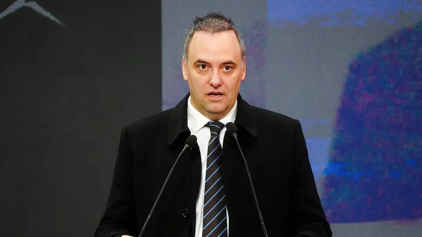 Investigan el patrimonio de Manuel Adorni: deberá explicar gastos, viajes y pagos en efectivo por millones