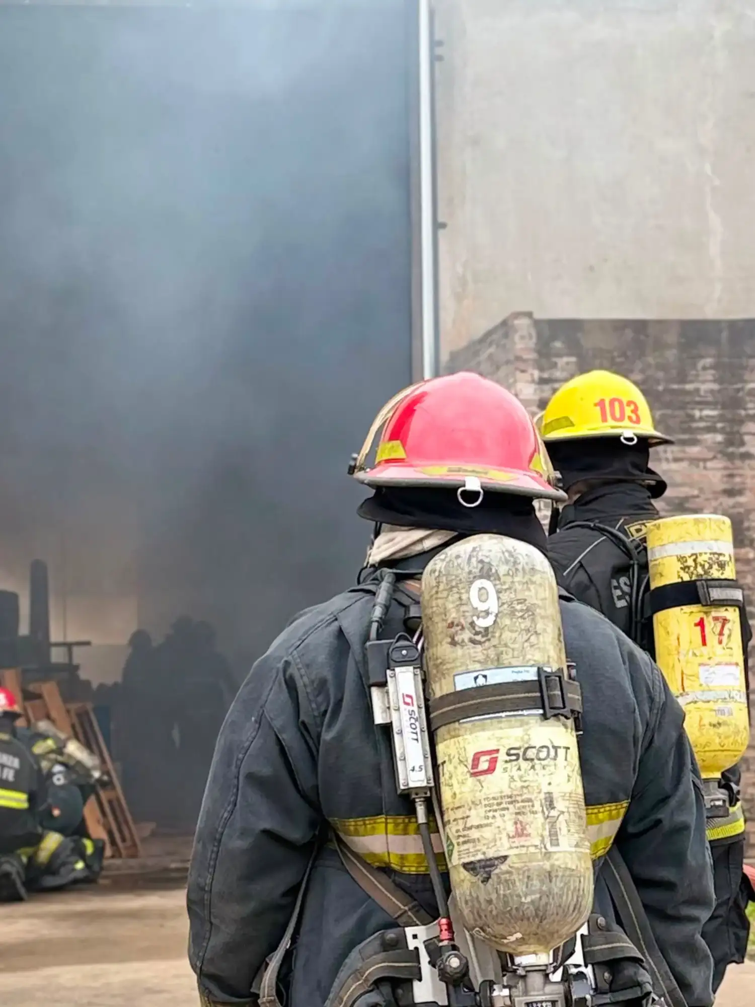 Un incendio en un galpón de Esperanza movilizó a 20 bomberos por la presencia de productos químicos - 2
