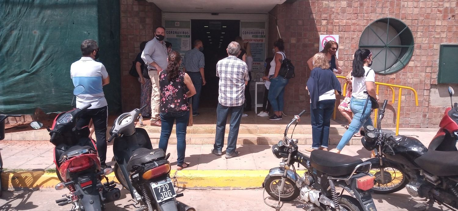 “Gente mayor sentada en el piso y al sol”