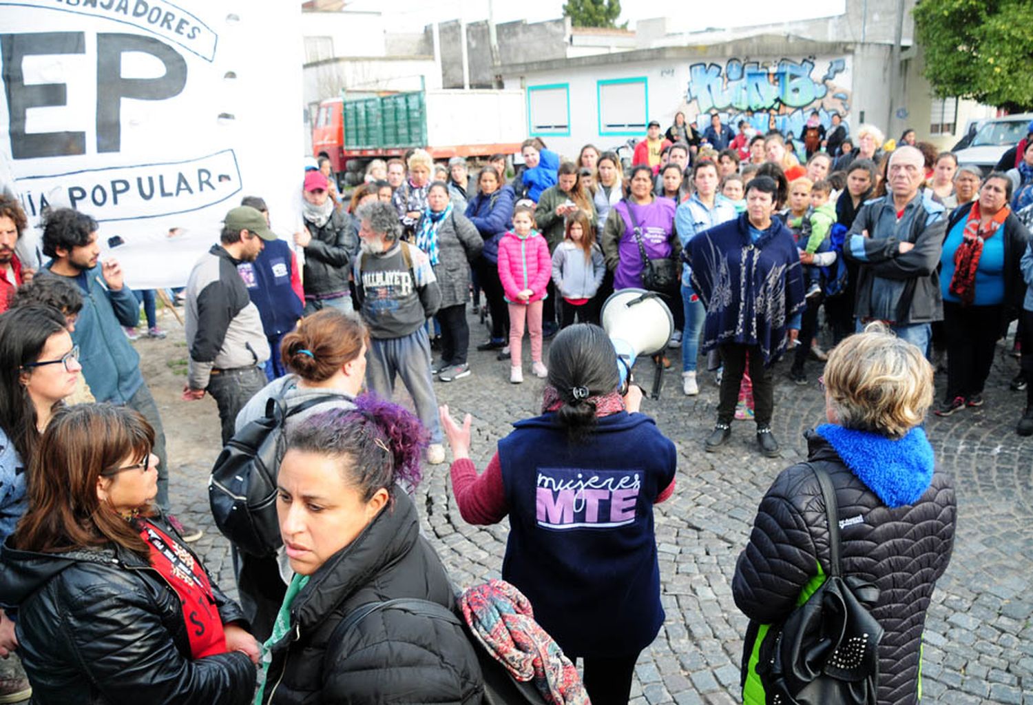 Organizaciones sociales cortaron 4 de Abril y Arana en reclamo de la emergencia alimentaria