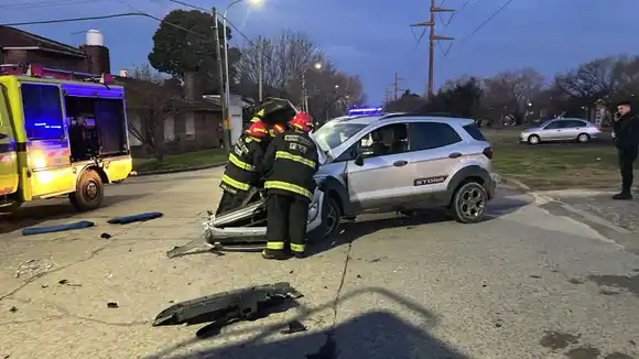 Trasladan al HIGA a una mujer que chocó contra una camioneta