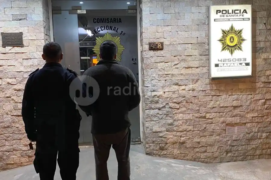 Feroz pelea entre vecinos: le arrojó una bicicleta a una mujer