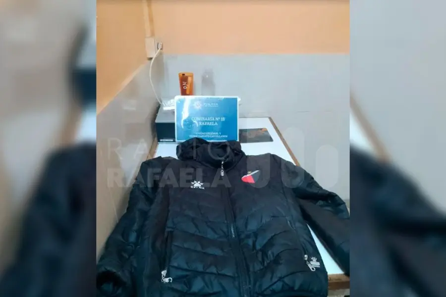 Le abrieron la baulera de la moto y le robaron una campera: supo donde estaba y la policía la recuperó