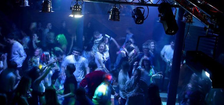Recibió una golpiza a la salida de un boliche gay y le robaron