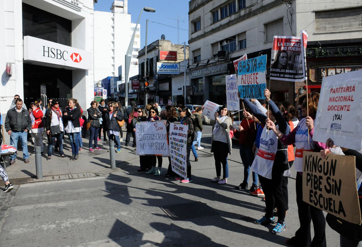 Los docentes iniciaron el paro de 72 horas con un alto nivel de acatamiento en Tandil