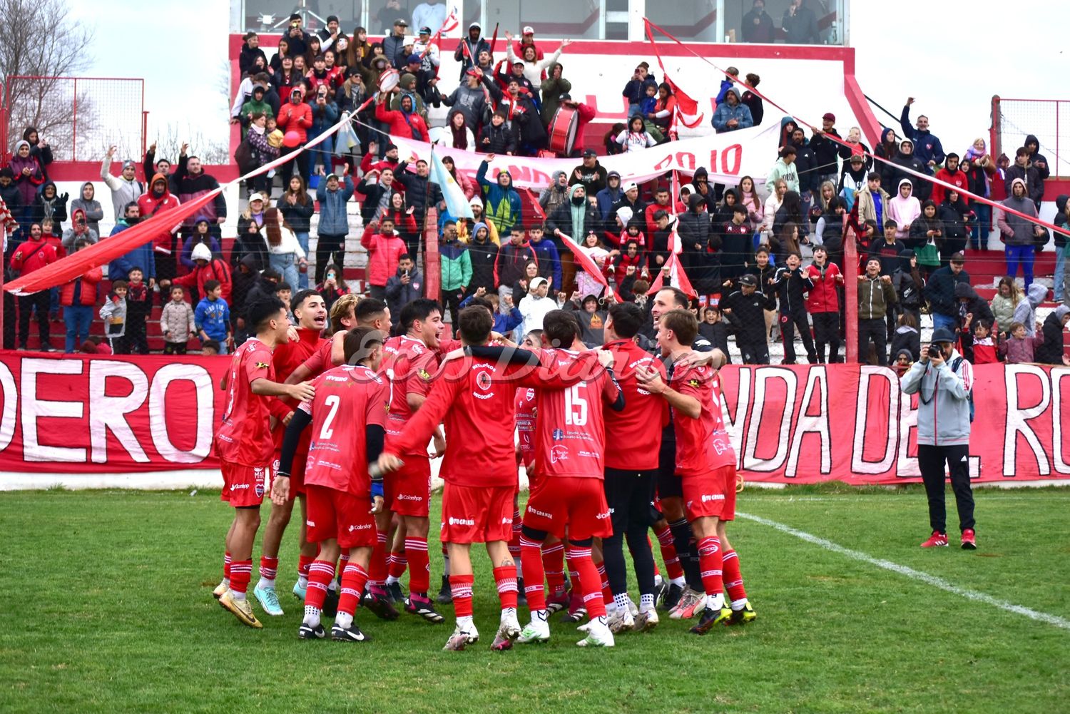 Festejo. De Mataderos, tras el 3-0 sobre Rosario y su pase a cuartos
