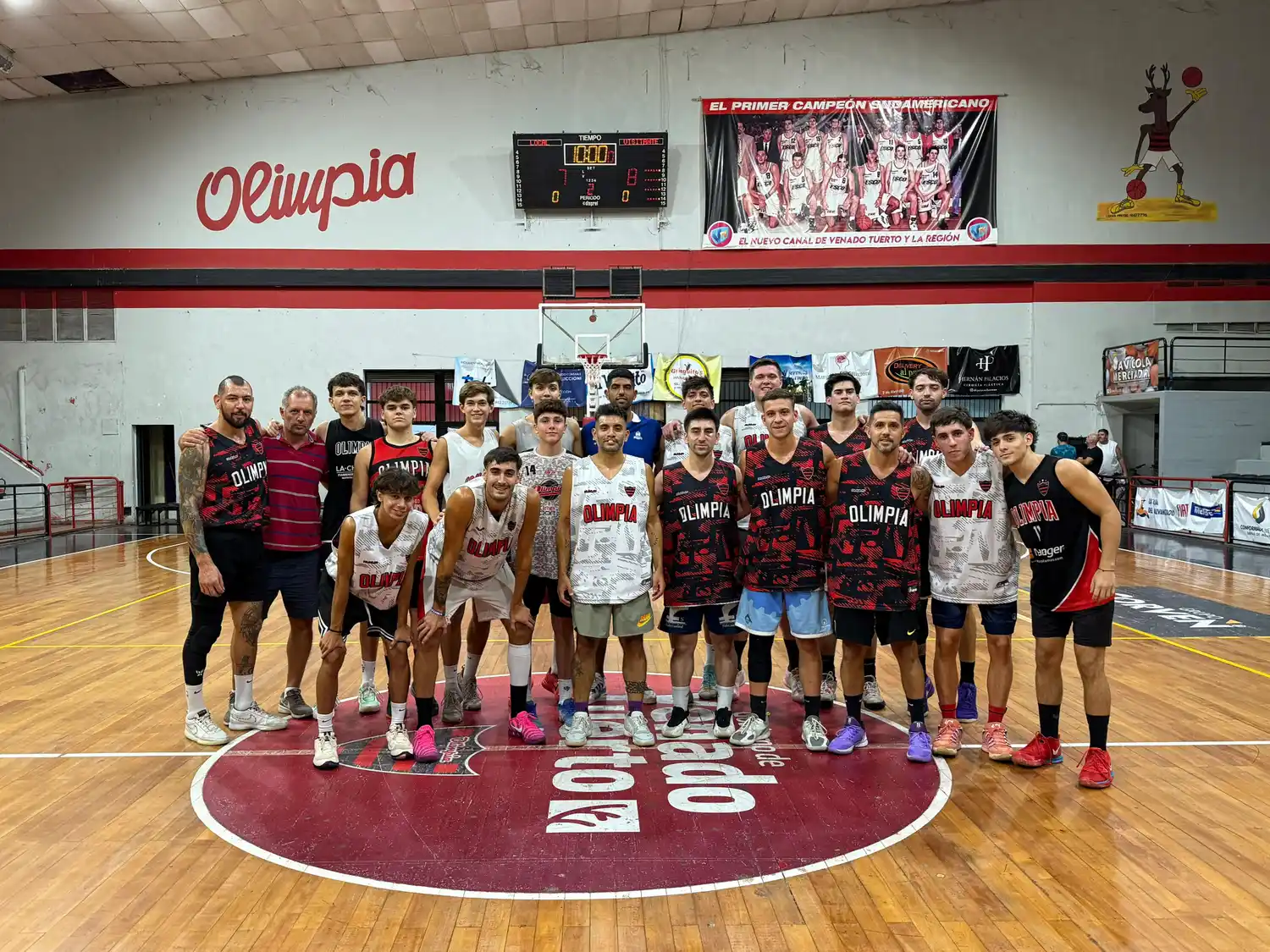 Plantel y cuerpo técnico en el inicio de la temporada 2026 a nivel local y federal. Foto: Nasif Raies (Prensa Olimpia)