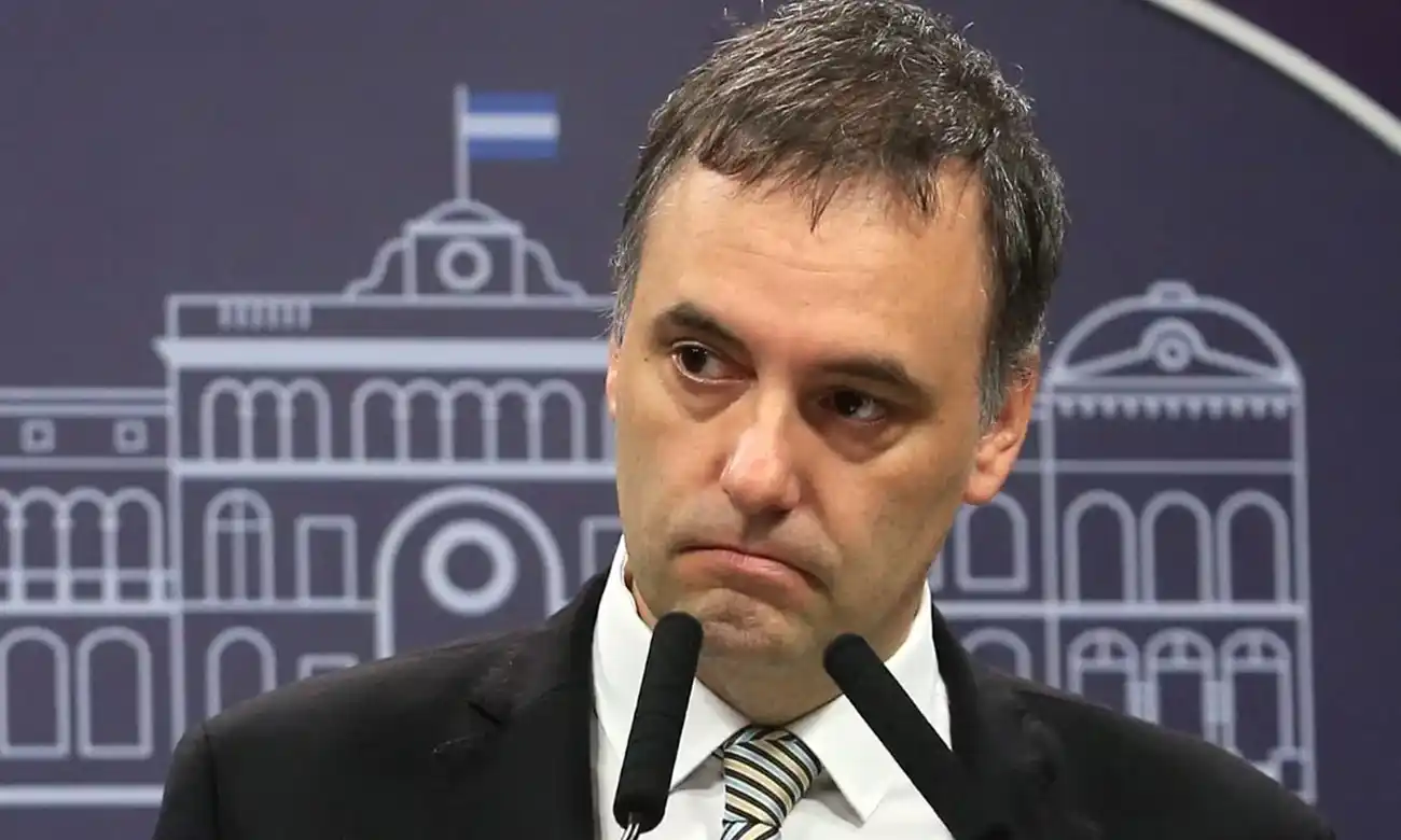 El peor día de Adorni: un testigo lo contradijo en la Justicia y allanaron la TV Pública por el escándalo de sus viajes