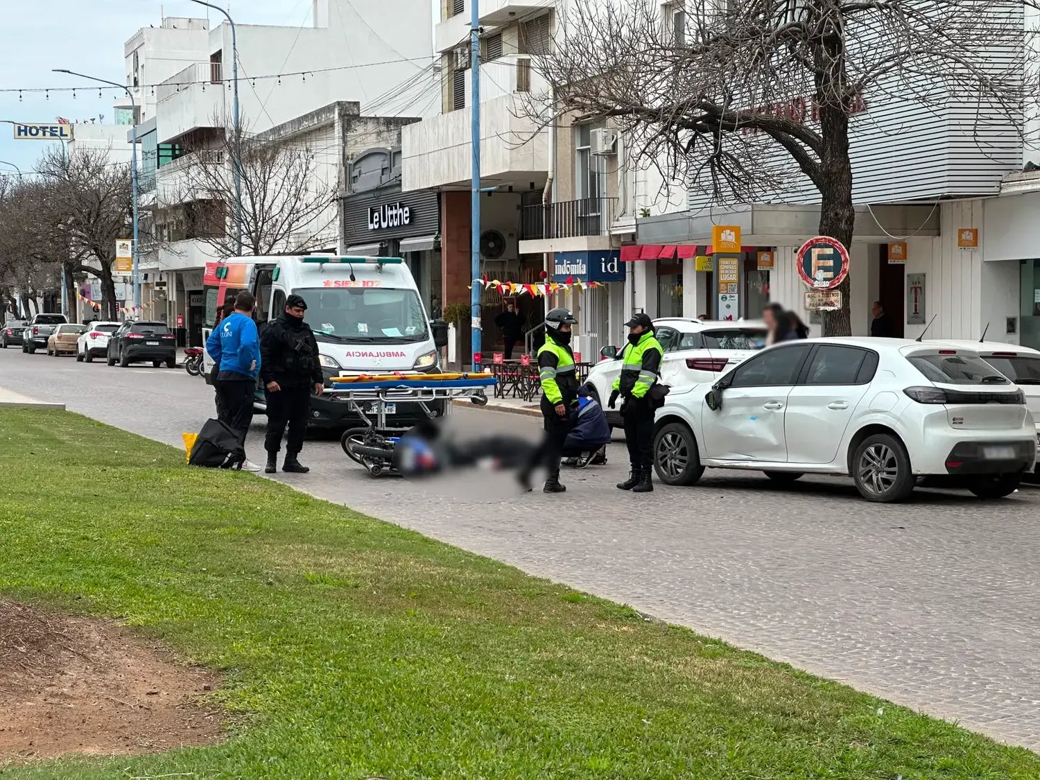 Choque en pleno centro de Rafaela: un motociclista quedó tendido sobre el adoquinado