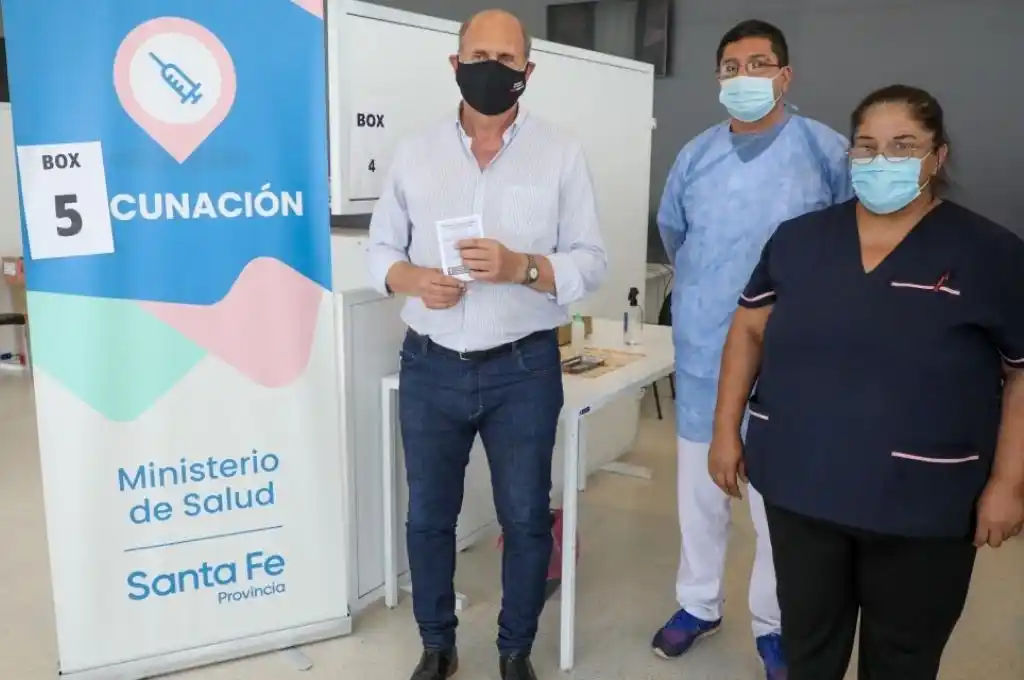 El gobernador Omar Perotti se vacunó contra el Covid-19