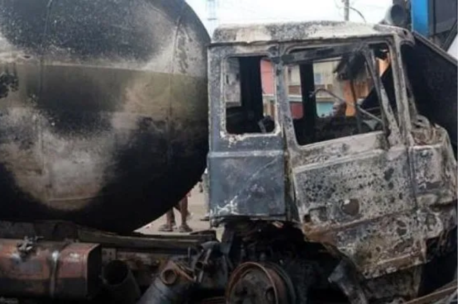 El conductor perdió el control del vehículo y volcó.