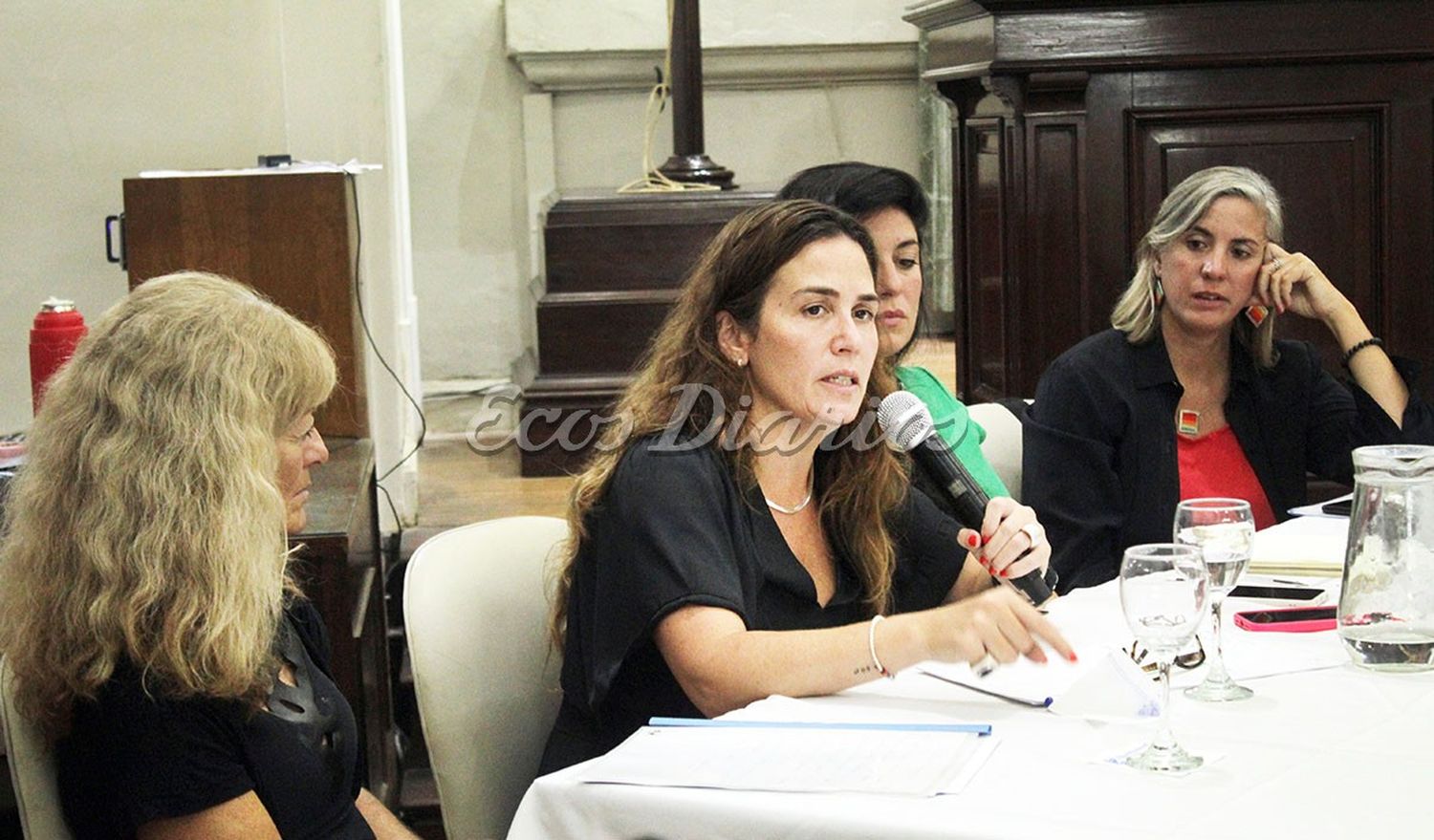 Con atención. Escuchan a Jimena López, Nancy Güelfi, Noelia Almassio y Lourdes Poujol