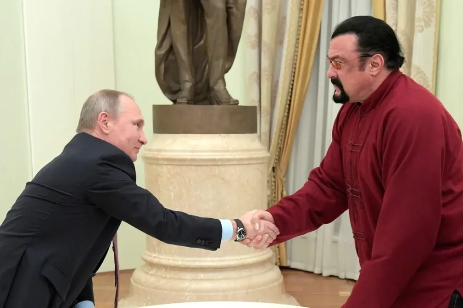 Vladimir Putin condecoró al actor Steven Seagal con la Orden de la Amistad