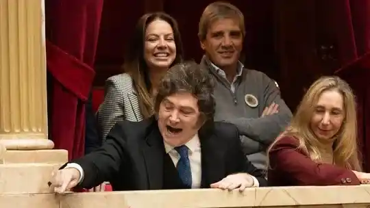 El presidente Javier Milei, junto a Karina Milei, Sandra Pettovello y Luis Caputo.