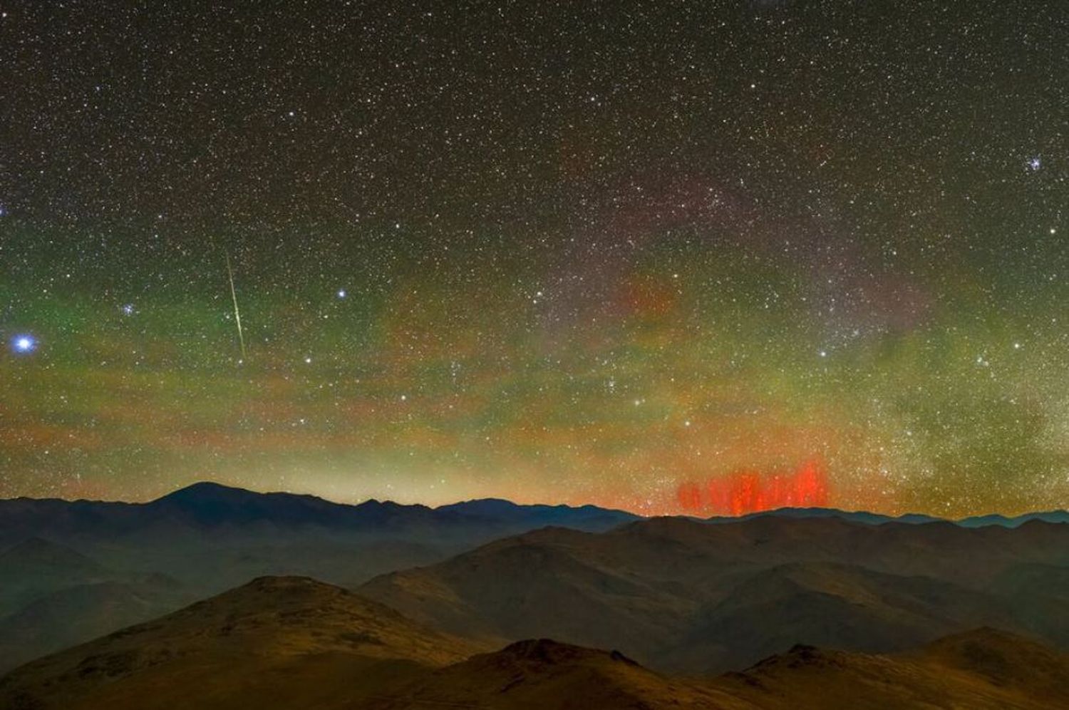 Captan los extraños “duendes rojos” en el cielo del desierto chileno de Atacama