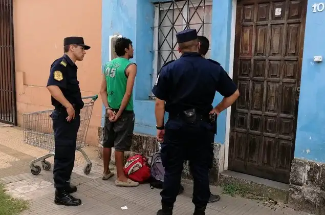 Con las manos en el chango: fueron detenidos tras robar en un supermercado