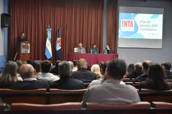 Autoridades locales presentes en la asunción del jefe de Extensión Rural Castellanos del INTA
