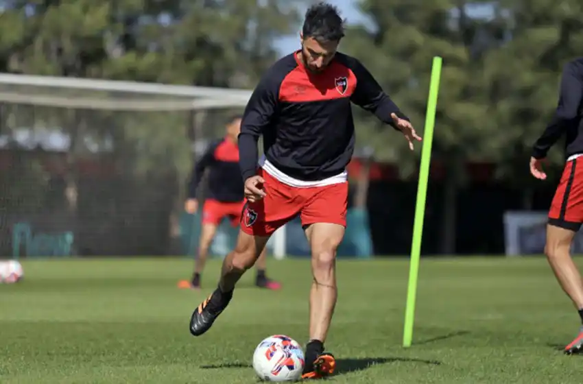 Problemas para Gamboa: Scocco no está lesionado pero se perdería el duelo ante Vélez