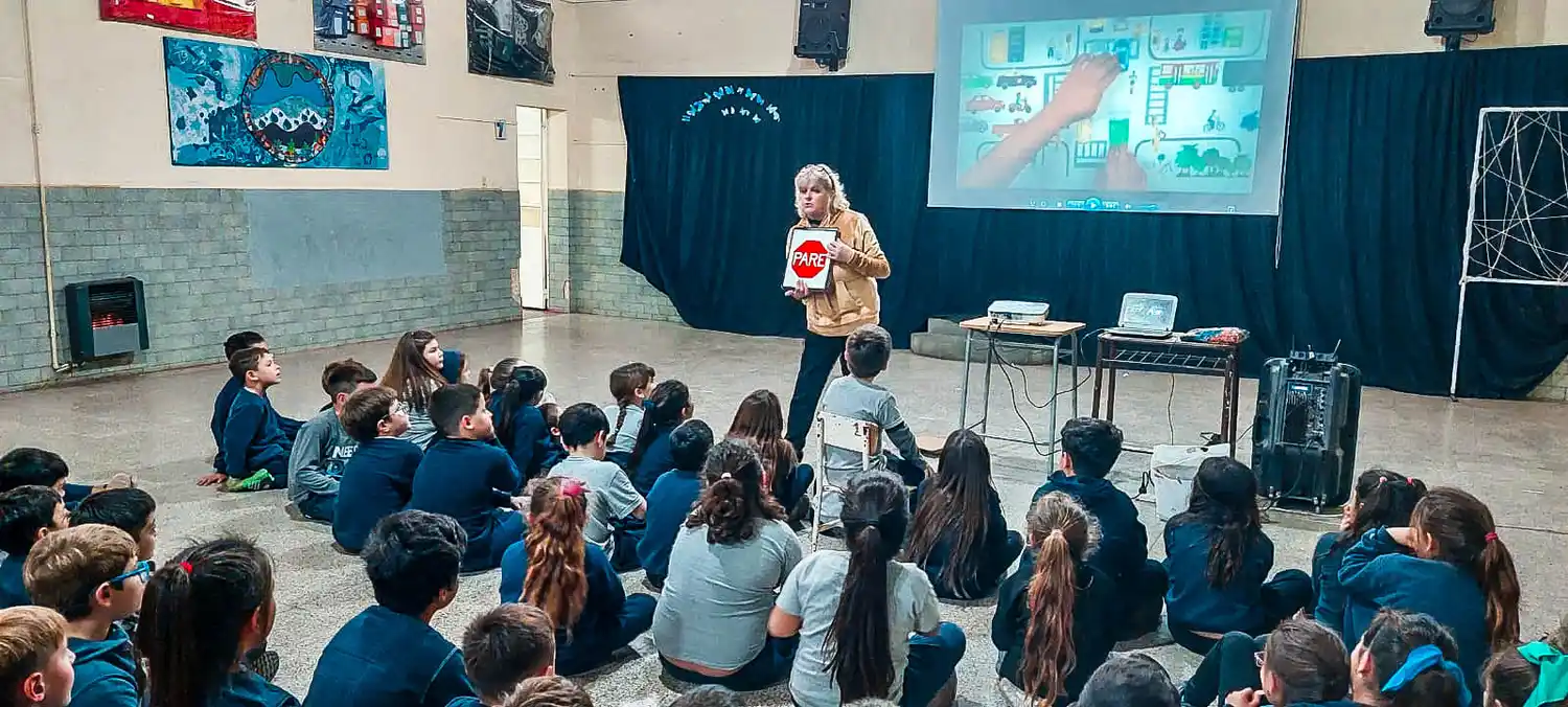Los alumnos y la mirada atenta sobre el cartel de "Pare"
