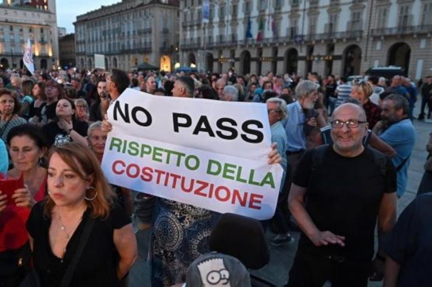 Italia amenaza con suspender sueldos a los docentes no vacunados