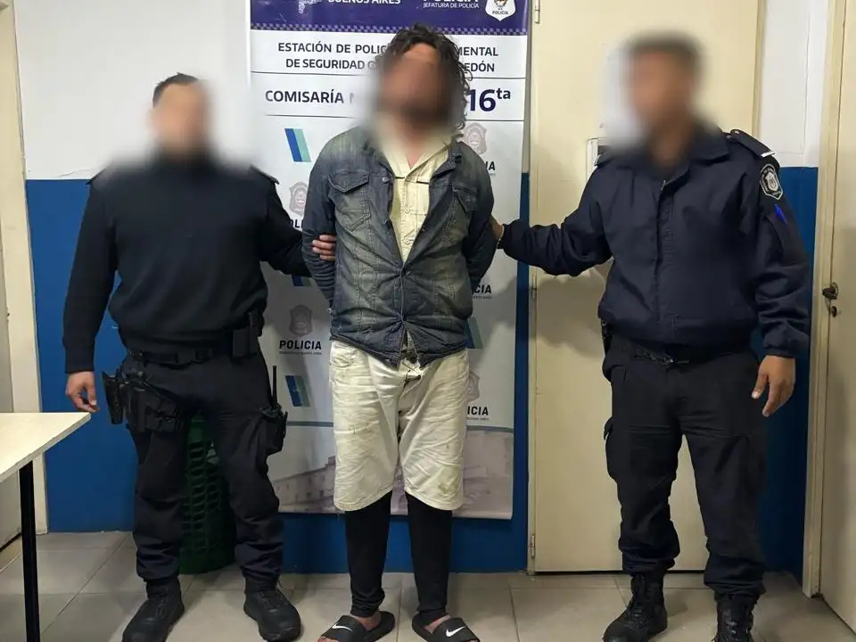 El delincuente se llevó auriculares, una cámara de fotos digital y una suma de 540.000 pesos.