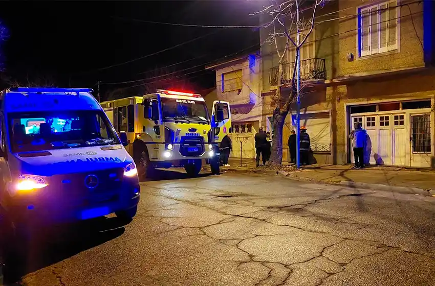 Incendio en una vivienda: una mujer, un abuelo y dos menores fueron internados