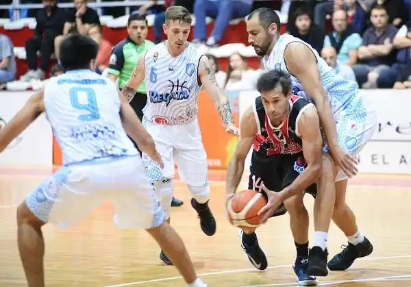 Central recibe a Regatas Uruguay abriendo una serie prometedora