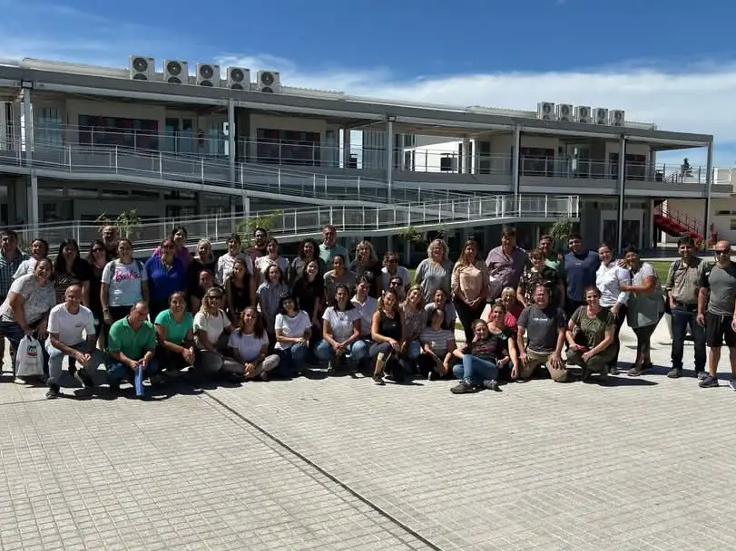 Docentes y directivos, delante la nueva escuela, tras la primera reunión plenaria de 2025.