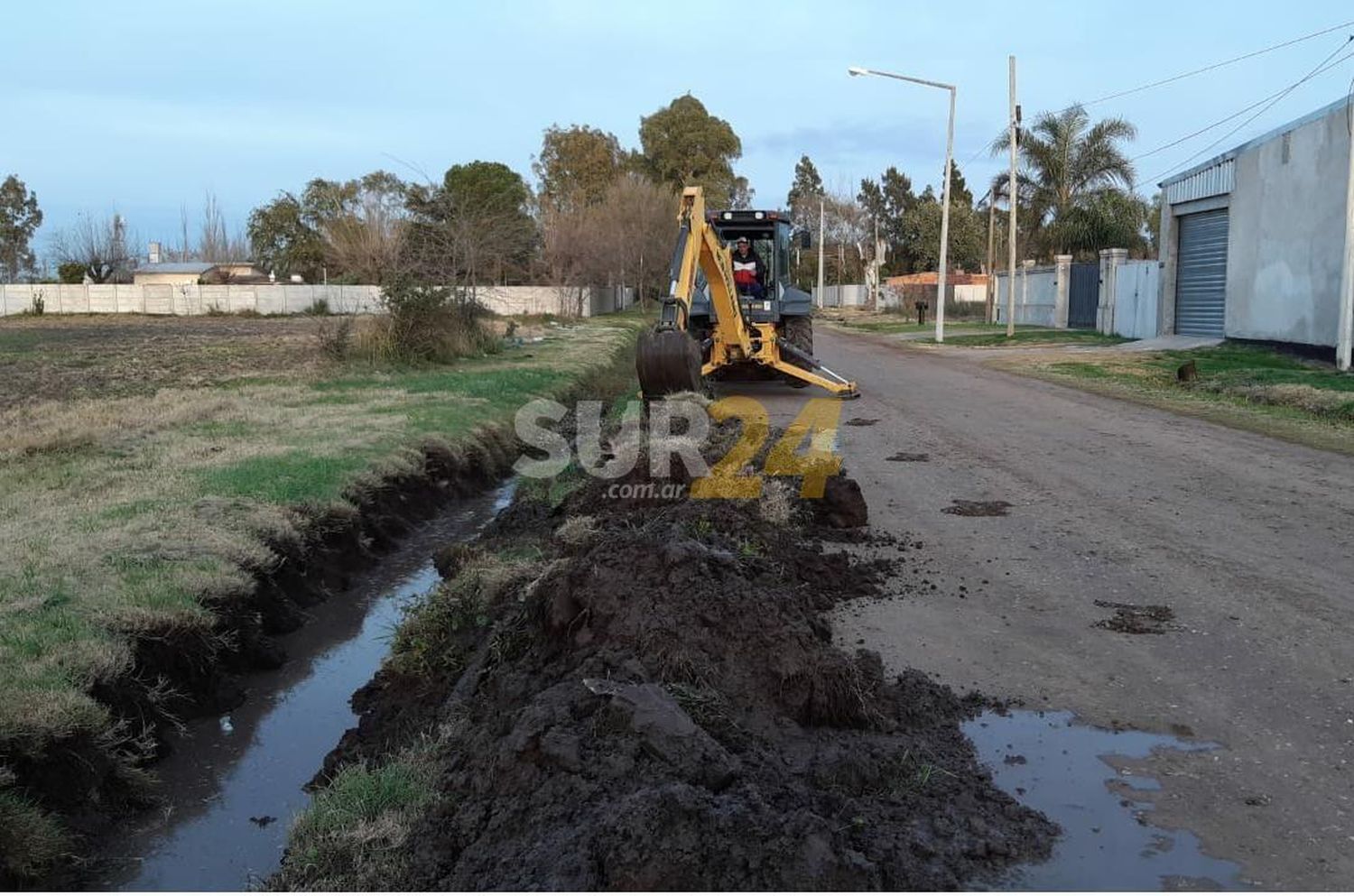 Agilizan limpieza de canales para facilitar el escurrimiento hídrico