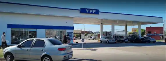 YPF ajustó el precio de sus combustibles y lanzó descuentos nocturnos con autodespacho