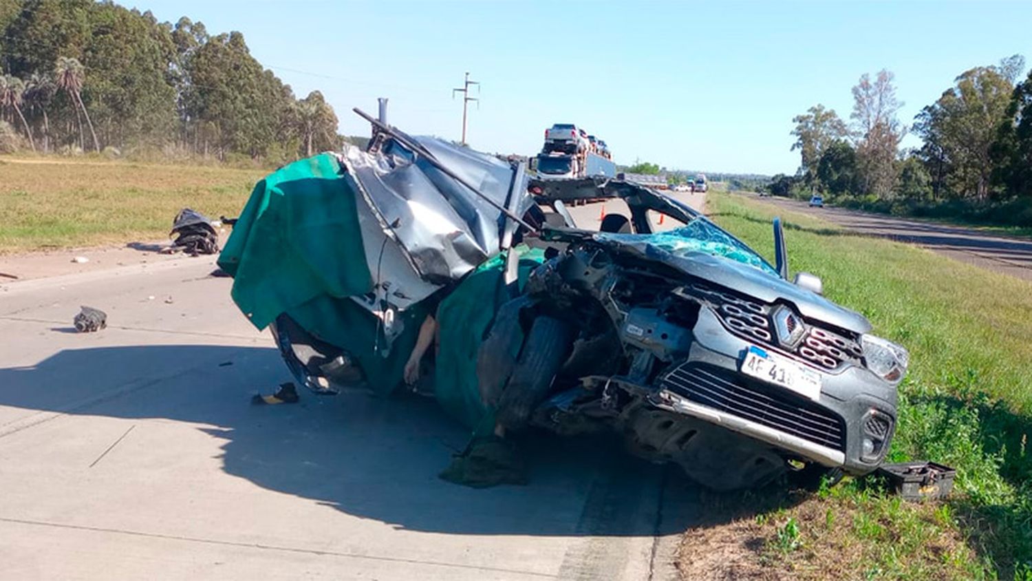 Choque entre un auto y un camión en la autovía Artigas