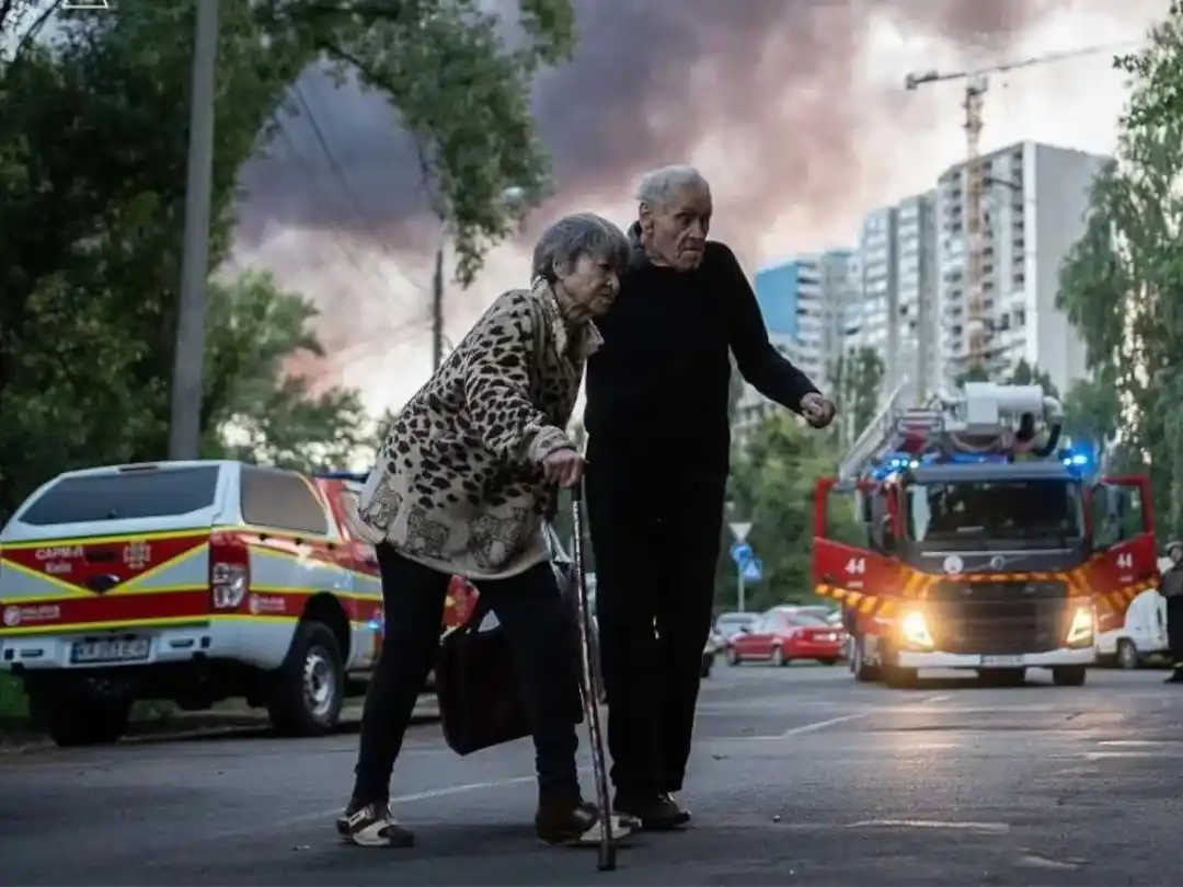 Los ataques fueron sostenidos durante toda la noche del jueves hasta la mañana del viernes. (Foto: Ukraine's State Emergency Service/ Telegram)