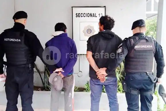 Robaron una rejilla de desagüe y los capturados en plena huida