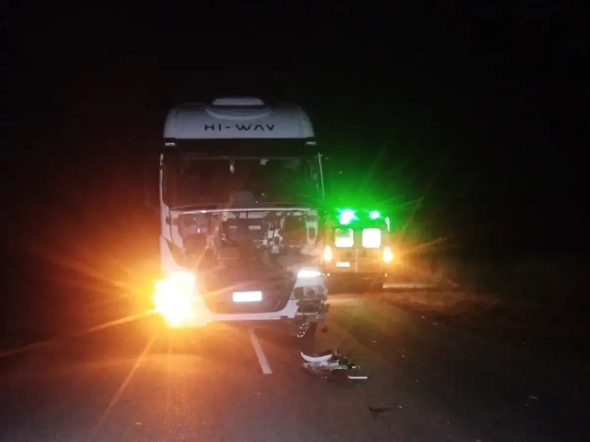Un motociclista sufrió heridas graves tras chocar con un camión en la ruta 158