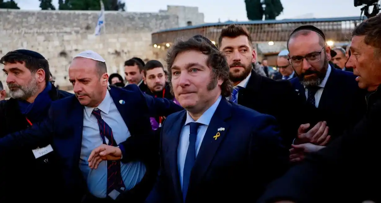 Desde Israel, Javier Milei tuiteó con dureza contra "la casta" tras enterarse de que la Ley Ómnibus volverá a ser tratada en comisión. Foto: Reuters / Ammar Awad