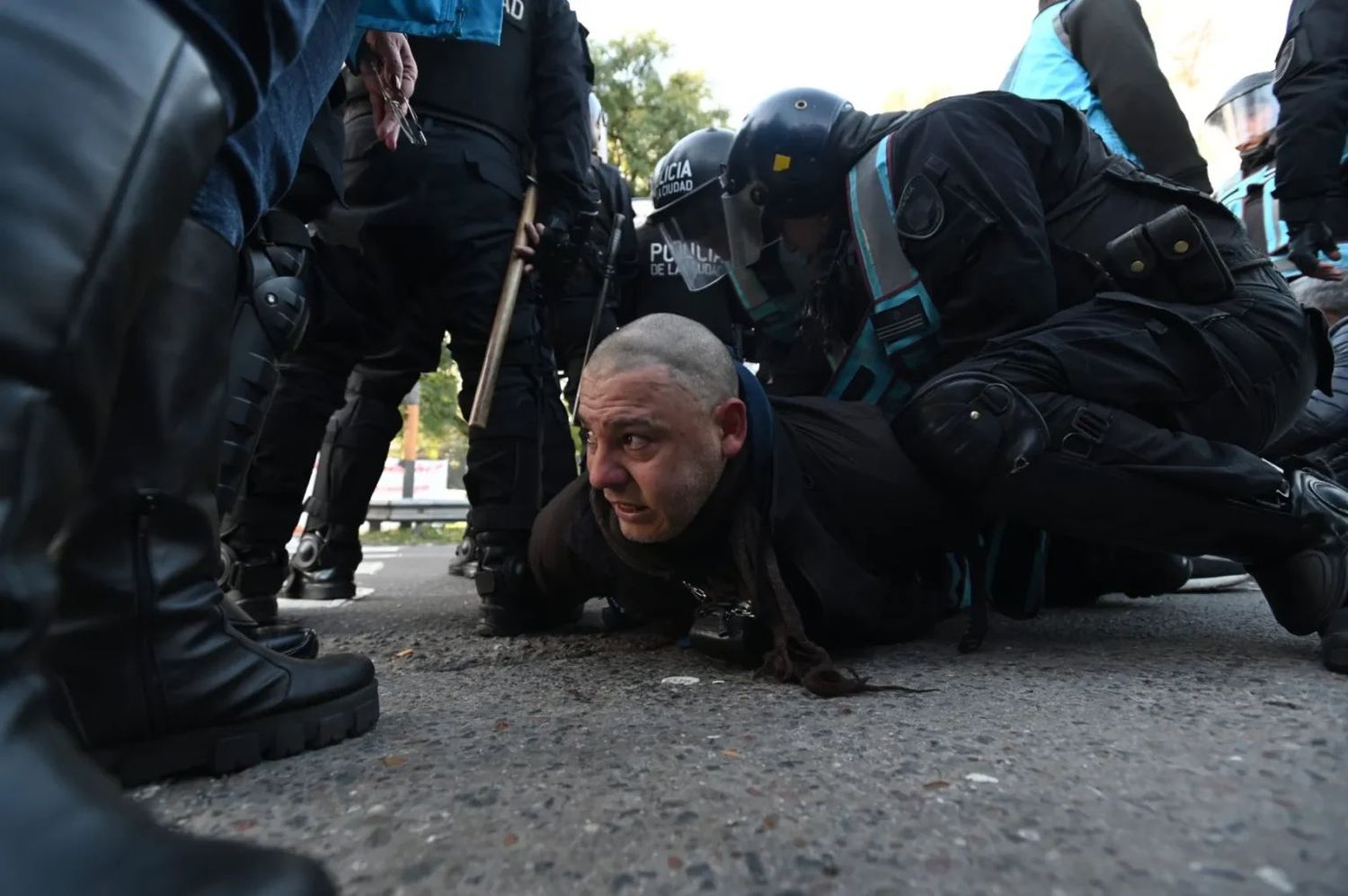 Incidentes y detenciones en la puerta del INTI en San Martín tras la nueva ola de despidos de empleados estatales