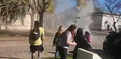 Crimen de Navila Garay: Hubo incidentes en la comisaría de Chascomús durante una marcha