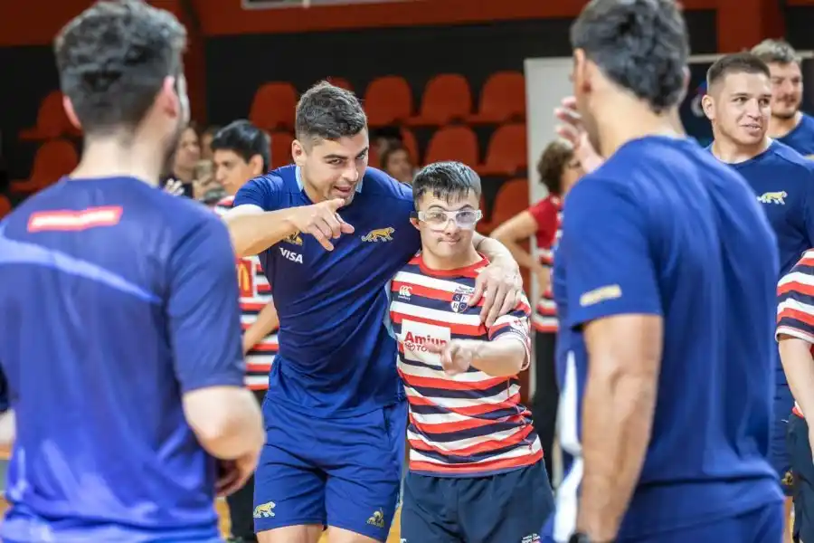 Los Pumas visitaron la sede de Cilsa, en la previa al histórico partido en Santa Fe ante Australia