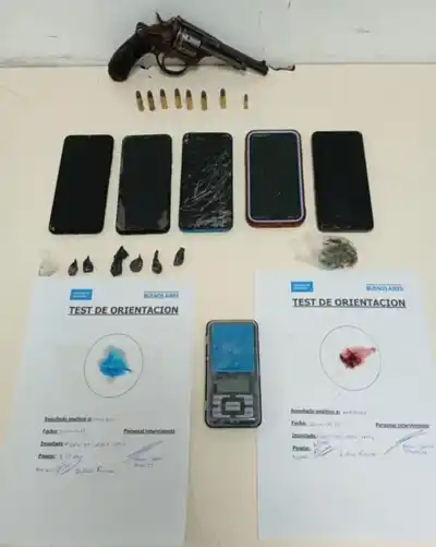 Secuestraron armas, drogas y celulares en dos allanamientos vinculados a una causa por agresión.