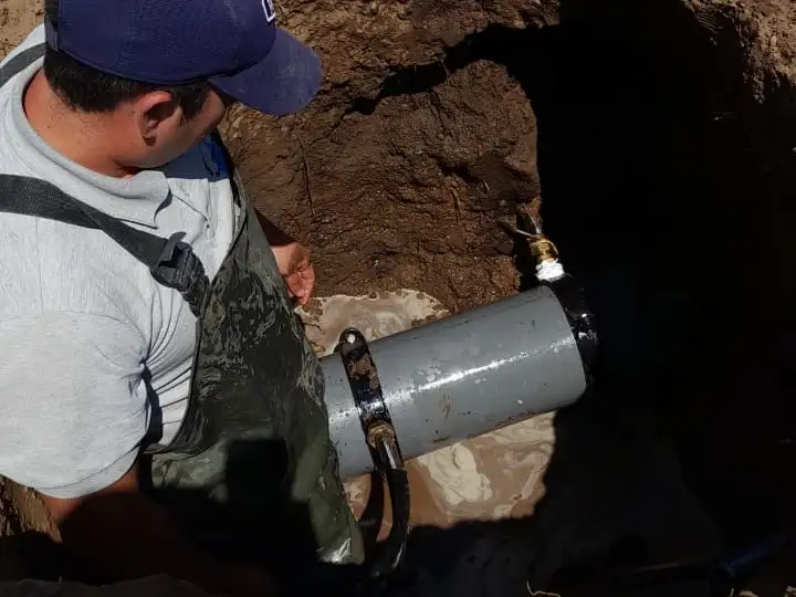 La cañería de impulsión, pinchada por dos conexiones clandestinas.