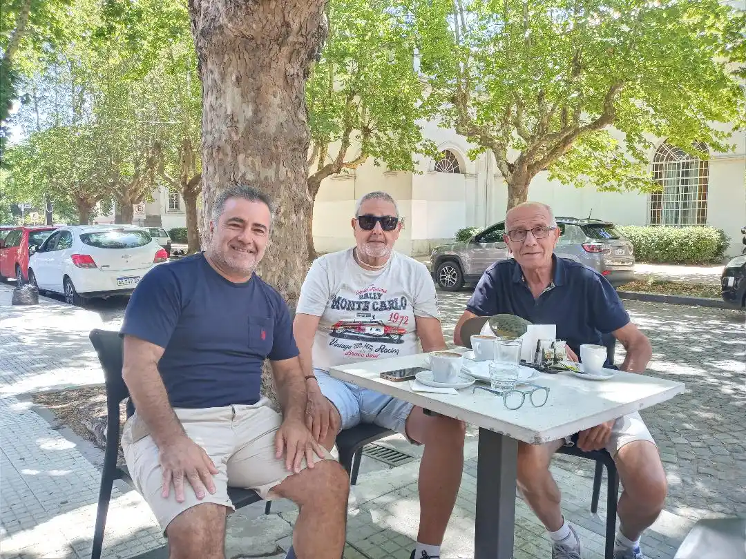 Fernando Armendaris, su padre Mario y Luis Orlando Sánchez, director de Vértigo Motorsport.