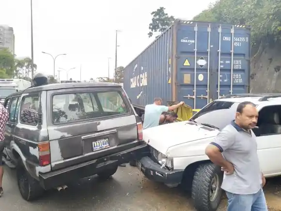 ¡OTRA VEZ UNA GANDOLA INVOLUCRADA! Reportan choque múltiple en la carretera Panamericana este #14Dic