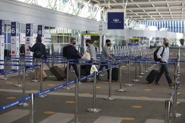 Polémica: una nueva norma encarecerá el costo de los viajes al exterior