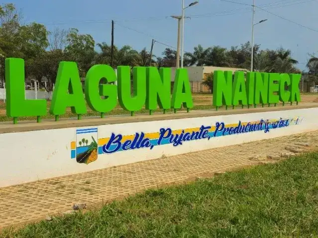 El cartel de bienvenida con letras corpóreas verdes identifica a Laguna Naineck, localidad de Formosa que se prepara para celebrar su centenario junto a los 100 años de la Epep N° 61 en un marco de gran expectativa para toda la comunidad local.