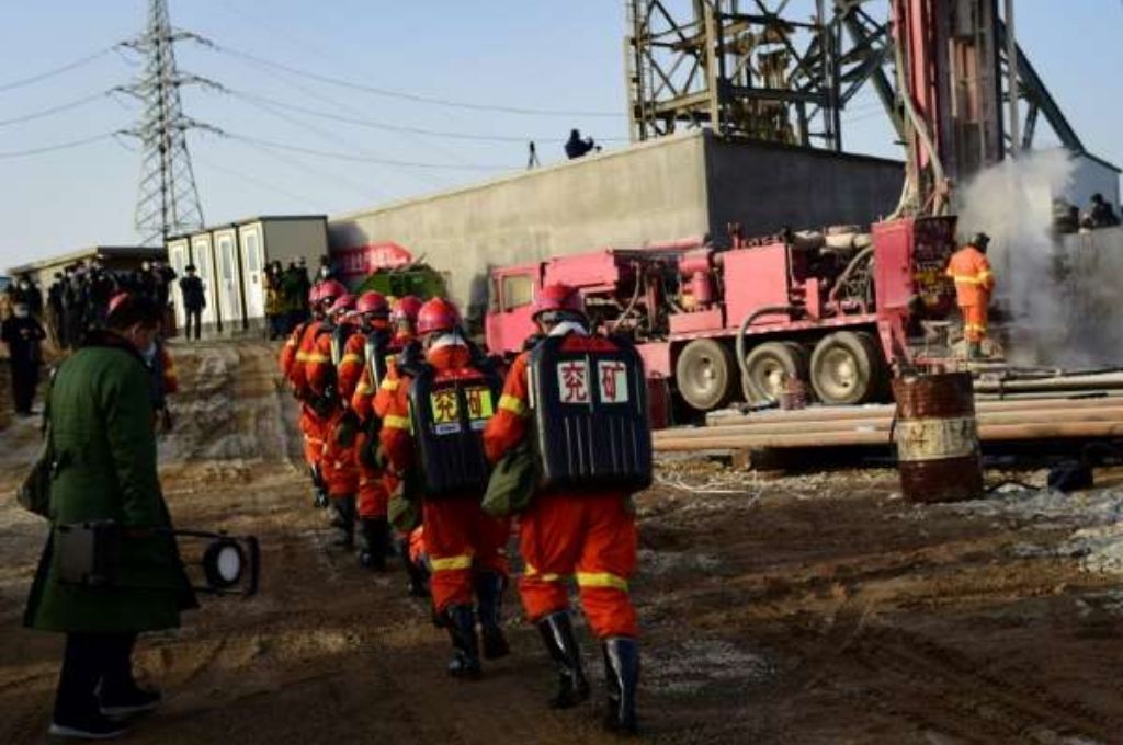 Mineros atrapados en China logran enviar una nota a los socorristas