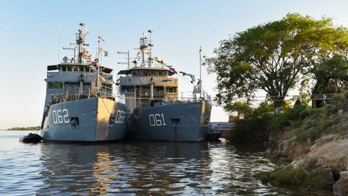 Llegan dos buques con brigadistas para reforzar el combate del fuego en las islas